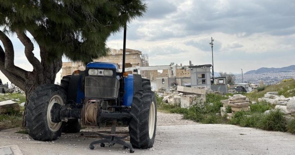 Ενα τρακτέρ στην Ακρόπολη